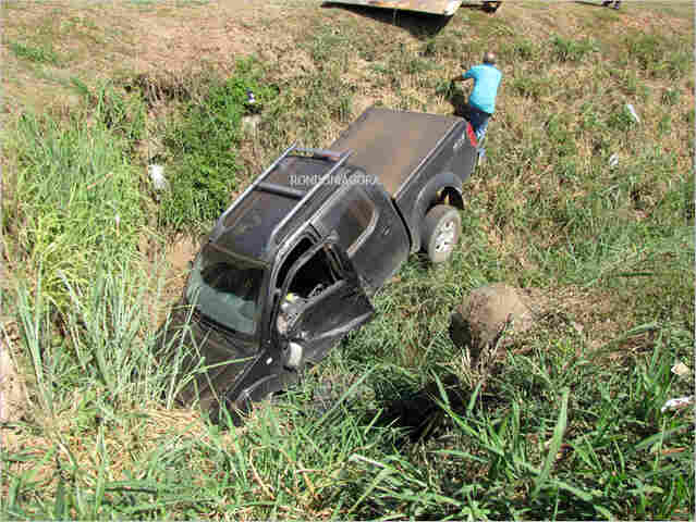 Acidente com dois veículos leva um ao fundo de canal na Capital