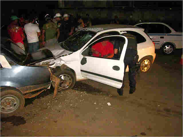 Motorista bate em carro estacionado e fere três em Porto Velho