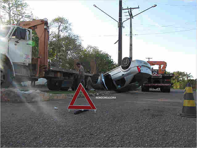 Veículo capota nas proximidades do Parque Circuito