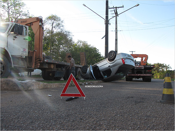 Veículo capota nas proximidades do Parque Circuito