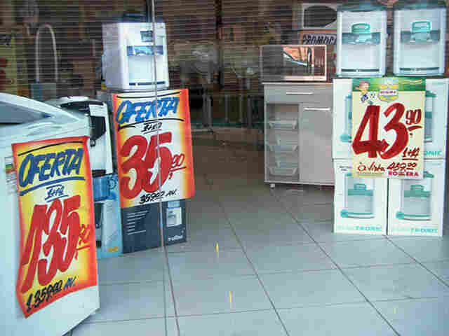 Lojas da Capital proibidas de anunciar produtos só com valor de parcelas mensais