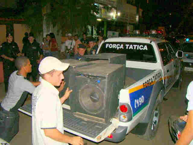 Operação apreende equipamentos de som e veículos sem documentação