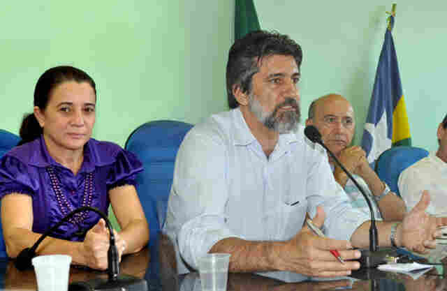 A 13 DIAS DO PRAZO LEGAL PARA REALIZAR CONVENÇÕES, PMDB FAZ NOVA PRESSÃO CONTRA O PT