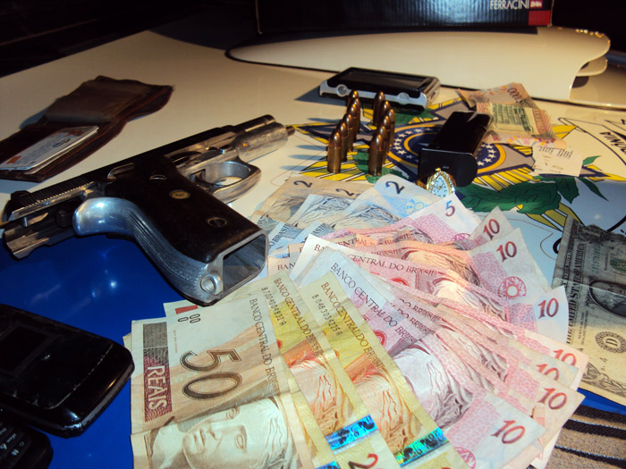 Casal preso com arma após ser liberado de blitz