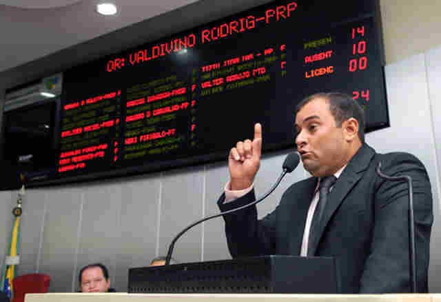 Tucura reassume na Assembleia e diz que pagou por algo que não devia