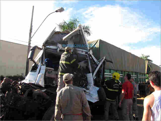 BOMBEIROS DEMORAM QUASE TRÊS HORAS PARA RETIRAR MOTORISTA DAS FERRAGENS
