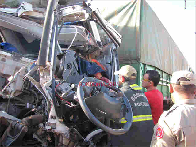 GRAVE ACIDENTE ENVOLVENDO CARRETAS EM PORTO VELHO MATA UM NA BR-319