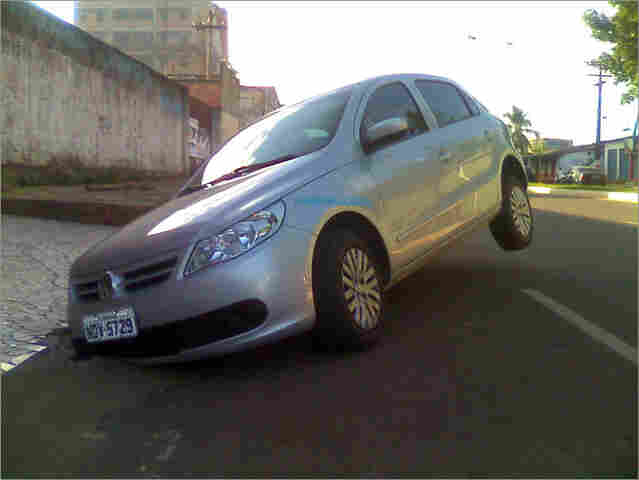 Bueiro aberto causa acidente com veículo na Capital