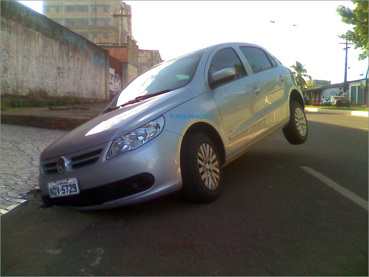 Bueiro aberto causa acidente com veículo na Capital