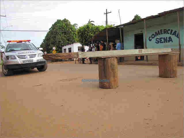 Excesso de acidentes revolta população, que fecha via na Capital