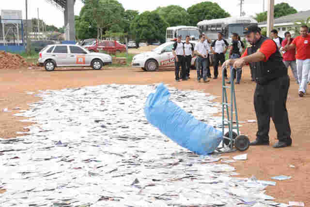Mais de 300 mil CDs e DVDs piratas são destruídos pela prefeitura