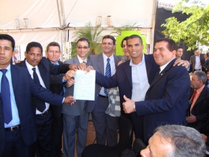 Amorim, ministro e prefeitos comemoram no MDA regularização fundiária de municípios