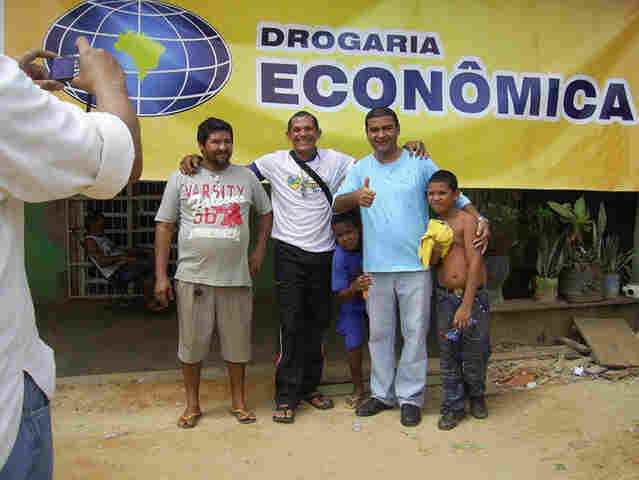 DONO DE REDE DE FARMÁCIAS USA PROGRAMA DE ATENDIMENTO ODONTOLÓGICO GRATUITO PARA PEDIR VOTOS