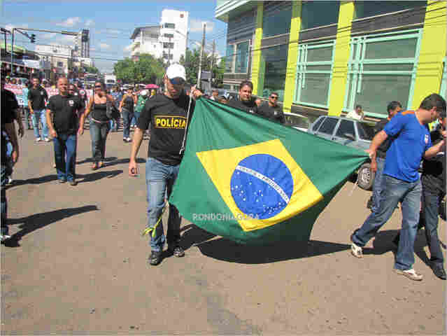 Policiais realizam passeatas pela Capital; Governo não reage