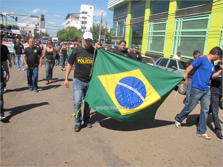 Policiais realizam passeatas pela Capital; Governo não reage