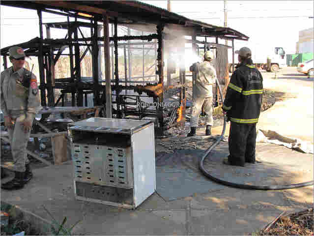 Fogo em praça mobiliza Bombeiros na Capital