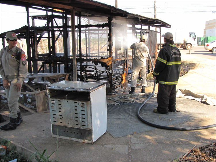 Fogo em praça mobiliza Bombeiros na Capital