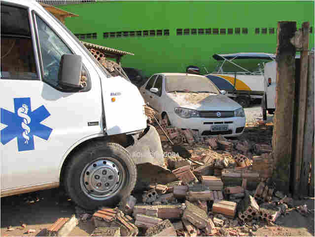 Motorista desrespeita parada e causa acidente com ambulância na Capital