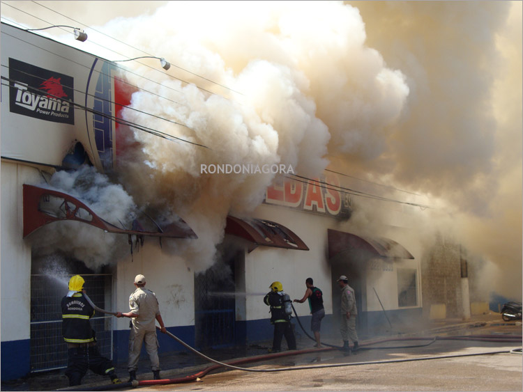INCÊNDIO DE GRANDES PROPORÇÕES EM PORTO VELHO; VEJA IMAGENS