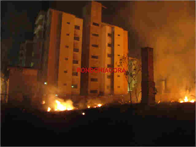 Fogo ao lado de condomínio e comando da PM assusta Porto Velho; Bombeiros apenas observam