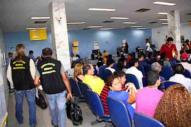 Bancos começam a ser multados por descumprirem a lei