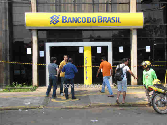 BANDIDOS INCENDEIAM E TENTAM ROUBAR CAIXA ELETRÔNICO NA CAPITAL