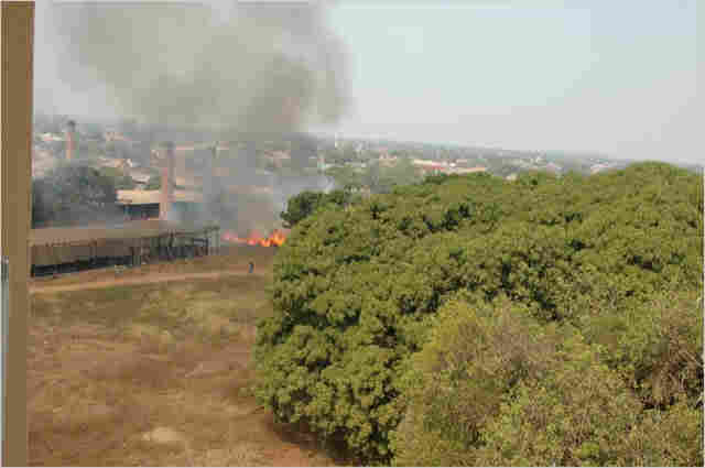 Fábrica de móveis pega fogo na Capital