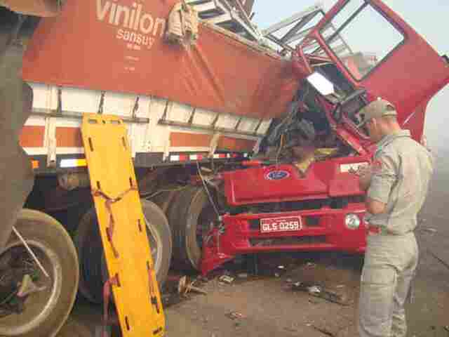 Fumaça na BR: Um morre em grave acidente com 6 carretas próximo a Vilhena