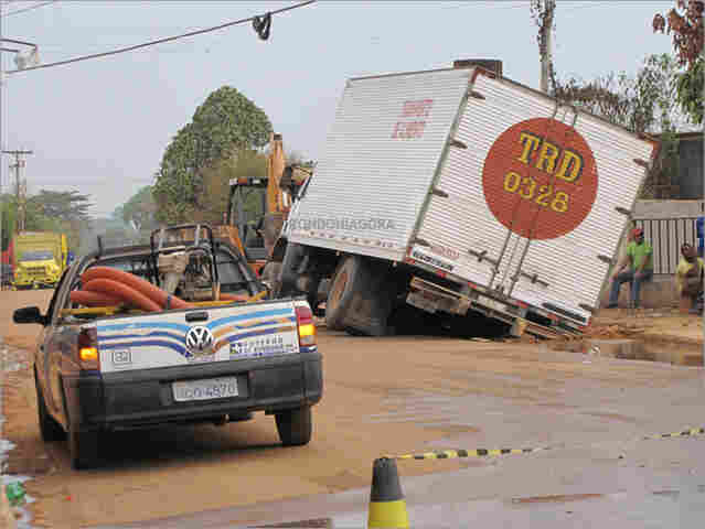 Caminhão cai em vala e deixa bairro sem água na Capital