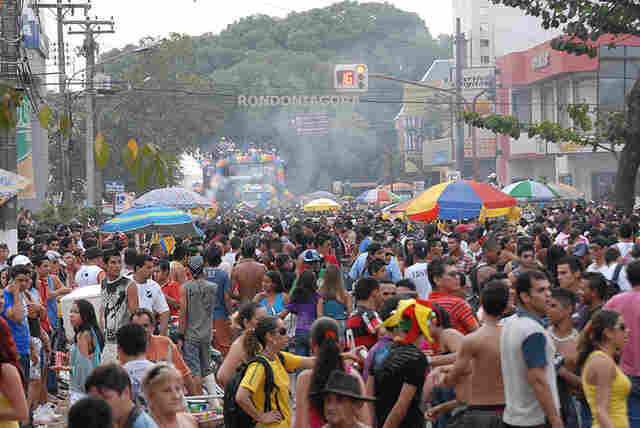 Mesmo sem organização, Parada Gay de Rondônia reúne milhares em Porto Velho