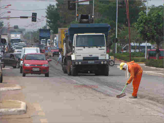 Obras na Jorge Teixeira atrapalham trânsito e quase provocam acidentes