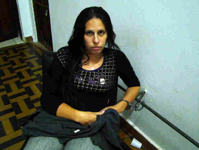 Mulher de homem acusado de tráfico acaba presa com mais de 1 quilo de droga