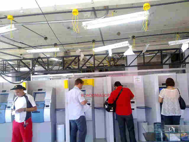 Bombeiros fecham agência do Banco do Brasil, que está em reforma