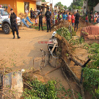 Moradores da Zona Leste de Porto Velho fecham via em protesto por asfalto