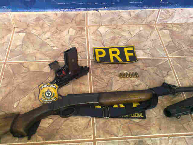 PRF apreende armas com motorista na BR