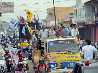 Cassol e Cahulla encerram campanha arrastando centenas de veículos em carreata na capital