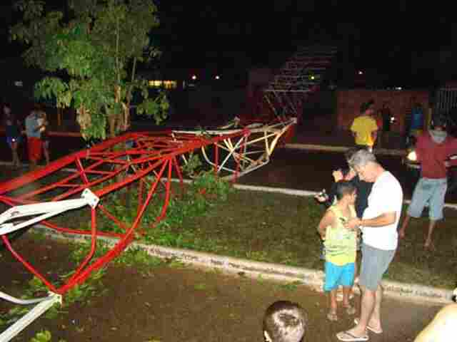 Ventania e chuva derrubam duas torres em Vilhena