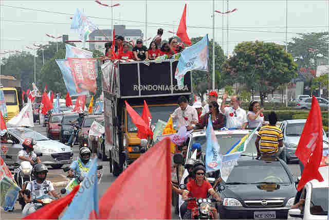 PT também realiza grande carreata no final da campanha