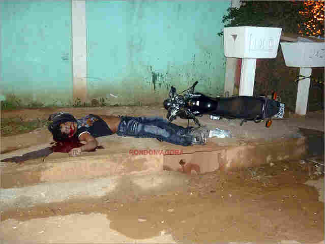 Jovem perde controle de moto e morre ao bater em muro  imagem forte