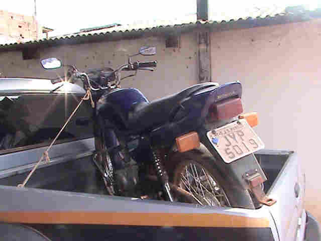 Dois são presos com moto roubada