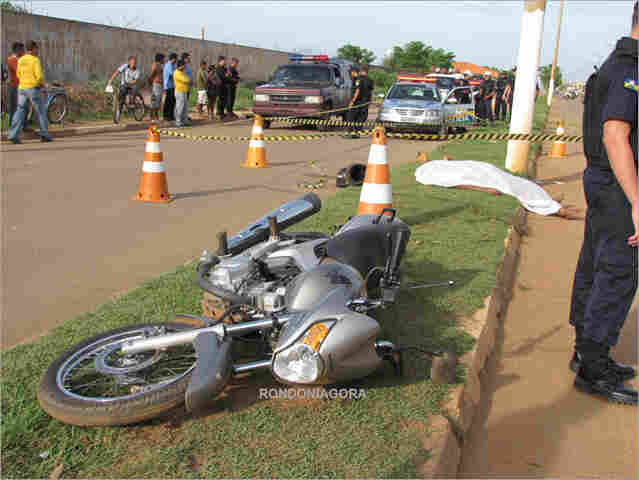 Casal briga em bar, quebra carro, foge e sofre grave acidente na Capital; mulher morre ao bater em poste