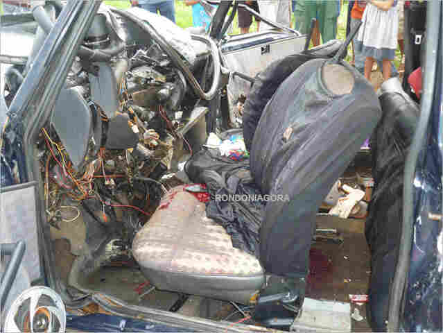 CARRO BATE EM CARRETA, PEGA FOGO E MATA UM NA BR-364 (imagens fortes)