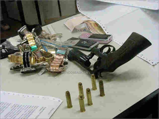 Dois bandidos são presos instantes após roubaram loja no centro de Porto Velho