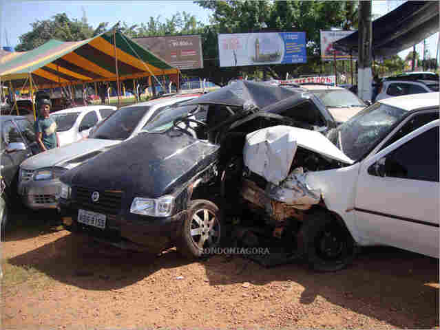 Motorista embriagado bate veículo em outros 7 e diz que estava tentando salvar amigas