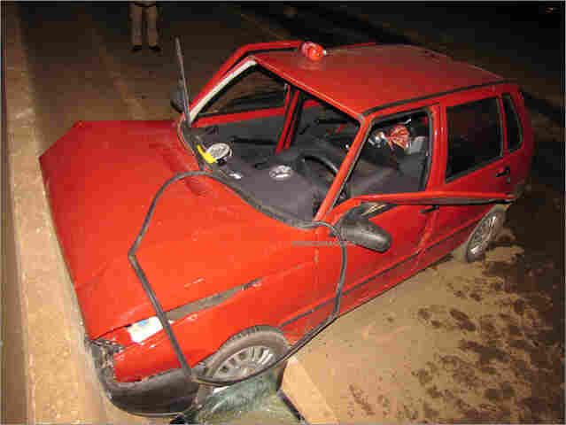 Acidente na BR 364 deixa feridos em colisão com mureta