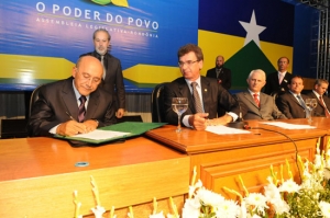 Assembléia Legislativa empossa Confúcio Moura como governador