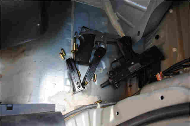 Fotógrafo tem o carro roubado e após PM recuperar veículo, armas de grosso calibre são encontradas