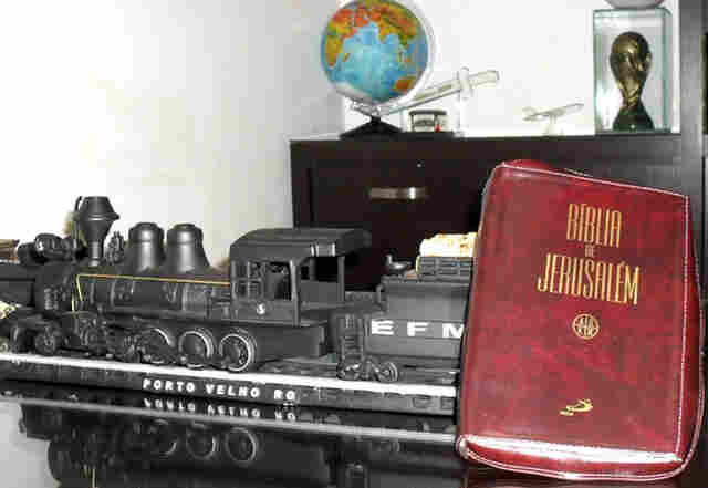 A Bíblia, a imagem de Cristo e a sala presidencial