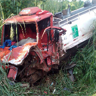 CHOQUE ENTRE CAMINHÕES MATA UM NA BR-364; VEJA IMAGENS