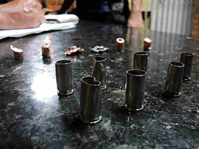 JOVEM LEVA 4 TIROS APÓS DESENTENDIMENTO EM CASA NOTURNA; VEJA VÍDEO